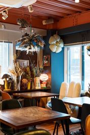 ドライフラワーが飾られていたりインテリアも個性的なので、撮影にも◎ - gallery EMONS ギャラリー、個展、ライブの室内の写真