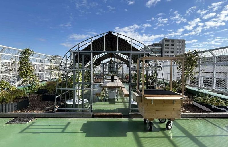 【スペース概要】
・HOME/WORK VILLAGE屋上  約500m2
・キッチン、ロングテーブル（4台）、ベンチ等 - ART FARM IKEJIRIの室内の写真