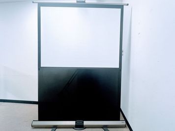 スクリーン - odoranaオフィス谷町（旧katanaオフィス大阪谷町） 【最大18名着席可・レイアウト自由】貸し会議室・セミナールームの設備の写真