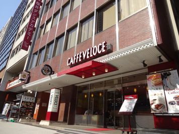 ビル出入口は谷町筋沿い。1Fにカフェがあるレンガ色のビルです。 - odoranaオフィス谷町（旧katanaオフィス大阪谷町） 【最大18名着席可・レイアウト自由】貸し会議室・セミナールームの外観の写真