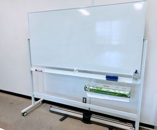 ホワイトボード - odoranaオフィス谷町（旧katanaオフィス大阪谷町） 【最大18名着席可・レイアウト自由】貸し会議室・セミナールームの設備の写真