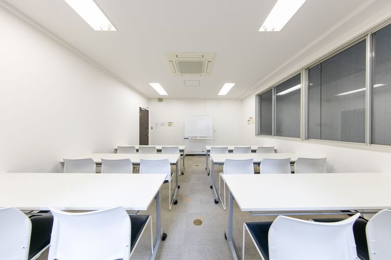 着席最大18名まで利用可。レイアウトはご利用者様で変更できます。(要原状回復) - odoranaオフィス谷町（旧katanaオフィス大阪谷町） 【最大18名着席可・レイアウト自由】貸し会議室・セミナールームの室内の写真