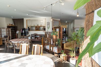 明るいカフェスペースでくつろぎのひと時を　One Day / One Week カフェにチャレンジしませんか？ - 鈴鹿カルチャーステーション　SCS