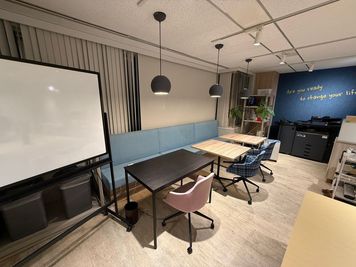 飲食ありセミナーが可能◎ - ミートアップカフェ西新宿 35名イベントスペース（バーカウンター/キッチン付き）の室内の写真