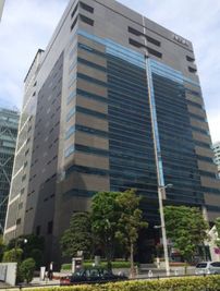 日新ビルの外観 - CocoDesk [PF-21] 品川　日新ビル　B1F通路　２１番ブース CocoDesk [PF-21]の外観の写真