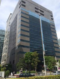 日新ビルの外観 - CocoDesk [PF-22] 品川　日新ビル　B1F通路　２２番ブース CocoDesk [PF-22]の外観の写真