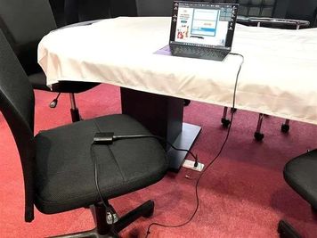 コンセントが各テーブルの下にあります - TURAN水道橋 個人、少人数OK【水道橋】内職・軽作業向けレンタルスペースの室内の写真