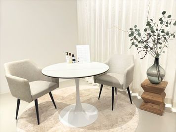 落ち着いたカウンセリングスペース - OmoteAri 心斎橋 レンタルサロンの設備の写真