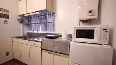 広々としたキッチンスペースは、IH、電子レンジ、冷蔵庫、ケトルを完備しています。 - アトリウム池袋の室内の写真