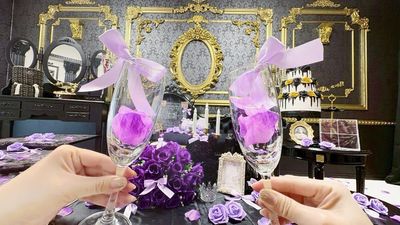 黒のダマスクス柄×ゴールドの豪華な装飾が贅沢な空間。
黒壁は、推しカラーアイテムとの相性も抜群で、推しグッズのレイアウト撮影にもぴったり！ - 姫スタジオ（大名ゴシック店） 姫スタジオ（博多ゴシック店）の室内の写真