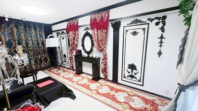 部屋全体の写真
ゴシックな白壁は赤いカーテンが映えて宮殿のような背景として使用可能！ - 姫スタジオ（大名ゴシック店） 姫スタジオ（博多ゴシック店）の室内の写真