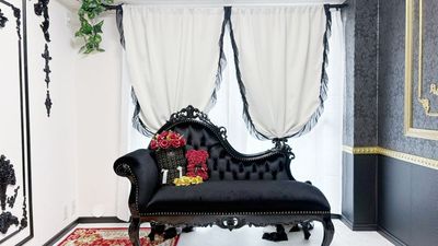 カーテン背景①
白に黒のフリルとリボンが可愛い背景での撮影も可能！ - 姫スタジオ（大名ゴシック店） 姫スタジオ（博多ゴシック店）の室内の写真