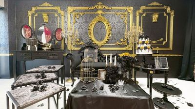 無料で使える「黒」の撮影小物。
ゴシックな外装の本はポートレート撮影やコスプレに使いやすいです。 - 姫スタジオ（大名ゴシック店） 姫スタジオ（博多ゴシック店）の室内の写真