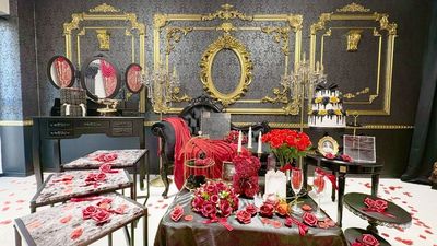 無料で使える「赤」の撮影小物。
お花が多くセッティングがしやすいとご好評いただいております❤ - 姫スタジオ（大名ゴシック店） 姫スタジオ（博多ゴシック店）の室内の写真