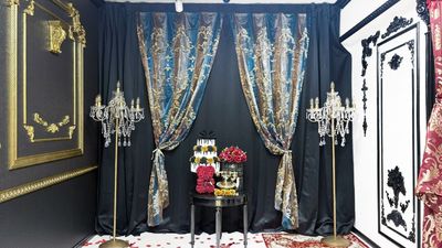 カーテン背景②
金刺繍のアンティーク調のレースカーテンが綺麗な背景。 - 姫スタジオ（大名ゴシック店） 姫スタジオ（博多ゴシック店）の室内の写真