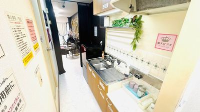 キッチン前の廊下は、カーテンを閉めると更衣スペースとしてお使いいただけます - 姫スタジオ（大名ゴシック店） 姫スタジオ（博多ゴシック店）の室内の写真