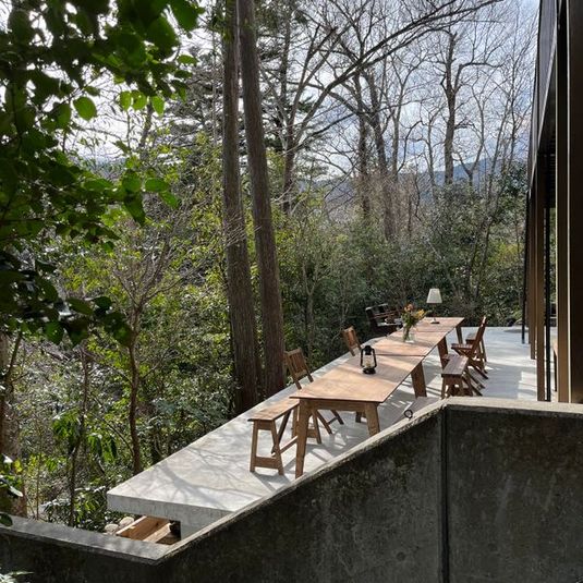 自然×コンクリート×河川敷｜青梅の撮影スタジオ（駐車場あり） - unbox okuōme