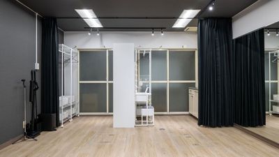 更衣室完備。仕事帰りや学校帰りでもOK
二部屋に仕切れるので男女分かれて使えます。 - レンタルスペースCLOVER レンタルダンススタジオ　CLOVER二条駅店の室内の写真