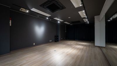 スポットライトだけつければかっこいい雰囲気で踊れます。動画撮影におすすめ！ - レンタルスペースCLOVER レンタルダンススタジオ　CLOVER二条駅店の室内の写真
