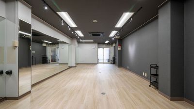 蛍光灯をつければ明るいスタジオになり動作確認がしっかりできます！ - レンタルスペースCLOVER レンタルダンススタジオ　CLOVER二条駅店の室内の写真
