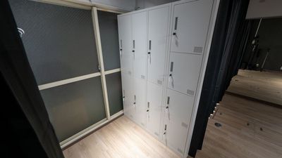鍵付きロッカー大×６・小×４
定期利用の方にはレンタルいたします。ここにに荷物入れておけば手ぶらで利用できます。（有料オプション）
 - レンタルスペースCLOVER レンタルダンススタジオ　CLOVER二条駅店の設備の写真