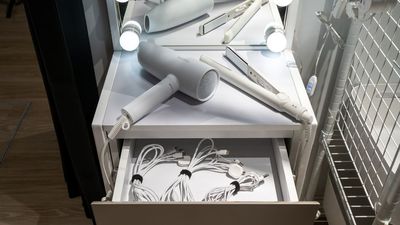 ドライヤー・アイロン・充電ケーブル４in２完備（typeC・Appleウォッチ）
すべて無料でお使いいただけます！ - レンタルスペースCLOVER レンタルダンススタジオ　CLOVER二条駅店の設備の写真