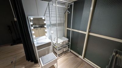 女優鏡付ドレッサー完備。撮影前のメイクやダンス後の化粧直しにぜひお使いください！
すべて無料でお使いいただけます！ - レンタルスペースCLOVER レンタルダンススタジオ　CLOVER二条駅店の設備の写真