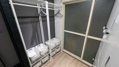 ハンガーラック３台あるので上着もかけれます！荷物置きかご１２個あります！ - レンタルスペースCLOVER レンタルダンススタジオ　CLOVER二条駅店の設備の写真