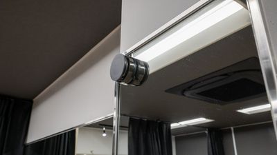 鏡にマグネット式スマホホルダー設置しました。動画撮影に便利です。
（３か所設置）
※落下にはくれぐれもご注意ください！ - レンタルスペースCLOVER レンタルダンススタジオ　CLOVER二条駅店の設備の写真