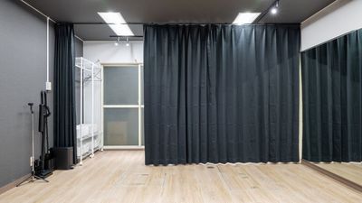 更衣室完備！二部屋に分かれてるので男女分けて使えます。 - レンタルスペースCLOVER レンタルダンススタジオ　CLOVER二条駅店の室内の写真