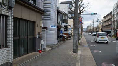 御池通り沿いのコマビル１F
二条駅から徒歩５分 - レンタルスペースCLOVER レンタルダンススタジオ　CLOVER二条駅店の外観の写真