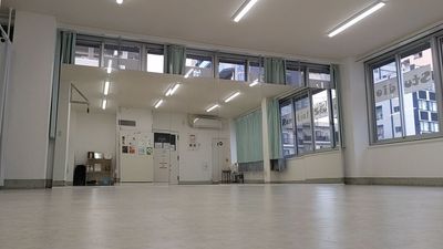 カーテンを空けた状態①〜開け閉めはご自由に♪～ - レンタルスタジオ「スタジオminato湊川店」 60㎡以上の広々レンタルスタジオの室内の写真