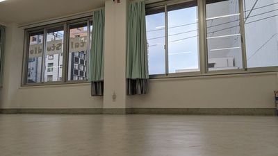 カーテンを空けた状態②〜開け閉めはご自由に♪～ - レンタルスタジオ「スタジオminato湊川店」 60㎡以上の広々レンタルスタジオの室内の写真