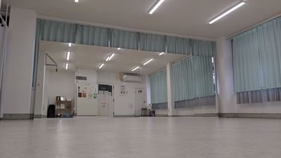 カーテンを閉めた状態①〜開け閉めは本当に♪～ - レンタルスタジオ「スタジオminato湊川店」 60㎡以上の広々レンタルスタジオの室内の写真