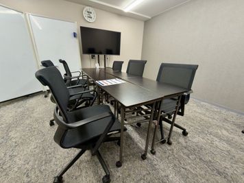 6名でのご利用時のレイアウト例です。
※必ずご自身で原状回復をお願いいたします。 - VORT SPACE 大宮　貸会議室 No.102大会議室【可動式机タイプ】（レイアウト変更可）の室内の写真