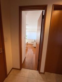 【道順】レンタルサロンのお部屋の入口。左側に洗面スペース付きトイレ。 - レンタルスペース　エルマール 【一軒家のレンタルサロン】閑静な高級住宅街の落ち着いた贅沢空間の入口の写真