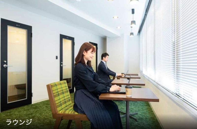 コワーキングスペース【会話可能エリア】 - THE HUB 新宿西口