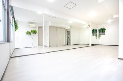 NEW!【新宿三丁目駅3分、新宿周辺】大型鏡計7,8m／広々30㎡スタジオでダンス・ヨガ・コスプレ・撮影・演劇におすすめ☆ - KS レンタルスペース新宿
