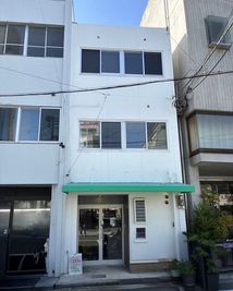 店舗外観
緑のテント屋根が目印です - レンタルスペースTAMARE レンタルスペースの外観の写真