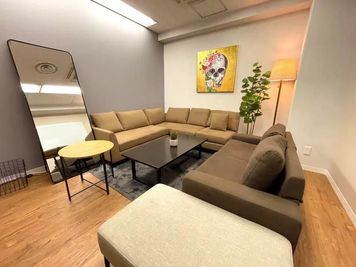 駅直結！横浜駅徒歩30秒｜最大7名｜ビジネス、懇親会の利用に最適！ルーム『シナモン』※旧4H - THE POINTエキニア横浜