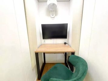 〈駅直結！横浜駅徒歩30秒｜1名個室〉作業や勉強、面接、ゲーム、オンラインMTGに最適な『防音室02』 - THE POINTエキニア横浜