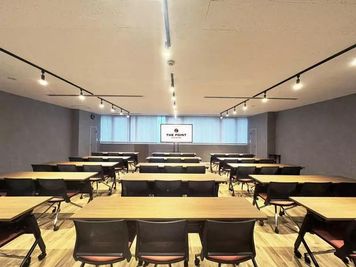 駅直結！新橋駅徒歩1分｜最大51名｜セミナー講演、勉強会、発表会、懇親会にも最適！大会議室『チャップリン』 - ワンコイン会議室 新橋