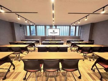 ワンコイン会議室 新橋 THE POINT新橋｜大会議室「チャップリン」の室内の写真