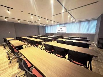 ワンコイン会議室 新橋 THE POINT新橋｜大会議室「チャップリン」の室内の写真