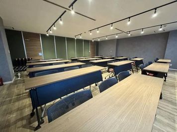 ワンコイン会議室 新橋 THE POINT新橋｜大会議室「チャップリン」の室内の写真