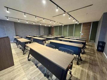 ワンコイン会議室 新橋 THE POINT新橋｜大会議室「チャップリン」の室内の写真