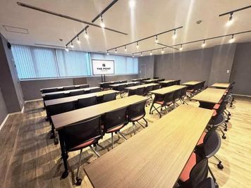 ワンコイン会議室 新橋 THE POINT新橋｜大会議室「チャップリン」の室内の写真
