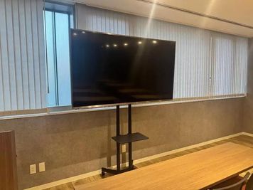 ワンコイン会議室 新橋 THE POINT新橋｜大会議室「チャップリン」の設備の写真