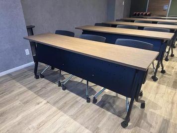 ワンコイン会議室 新橋 THE POINT新橋｜大会議室「チャップリン」の室内の写真