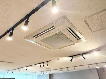 ワンコイン会議室 新橋 THE POINT新橋｜大会議室「チャップリン」の設備の写真